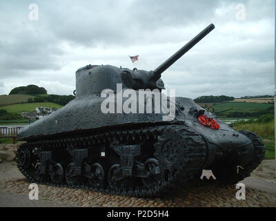 . Slapton Sands, Devon al Memoriale della Seconda guerra mondiale per i soldati alleati uccisi durante en:Esercizio Tiger. Il serbatoio è stato sollevato dal letto del mare nel 1984. Si tratta di un M4A1 Sherman serbatoio. 11 agosto 2005 (originale data di caricamento). L'originale uploader era Shahirshamsir in inglese . 51 Sherman serbatoio presso il memorial per quelli uccisi in operazione Tiger Foto Stock