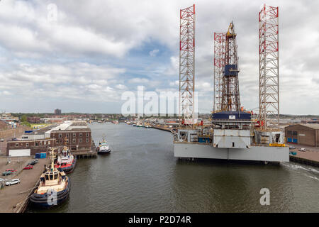 Harbor olandese IJmuiden con piattaforma di trivellazione per la manutenzione Foto Stock