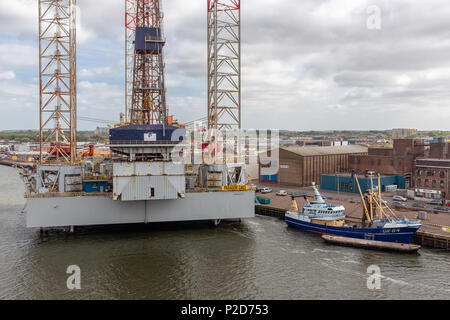 Harbor olandese IJmuiden con piattaforma di trivellazione per la manutenzione Foto Stock