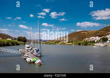 Vista sul Rio Guadiana verso la Spagna, Alcoutim, Algarve, PORTOGALLO Foto Stock