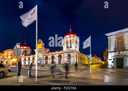 Il mercato coperto di notte, Loule, Algarve, PORTOGALLO Foto Stock