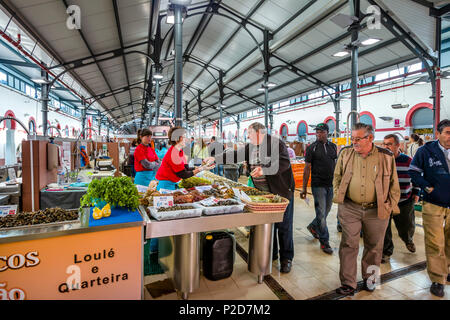 Mercato del pesce nel mercato hall, Loule, Algarve, PORTOGALLO Foto Stock