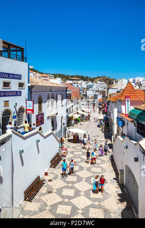 Main Street, Rua 5 de Outubro, Albufeira Algarve Foto Stock