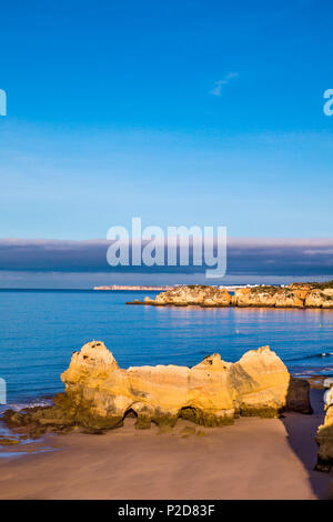 Vista verso la Praia do Vau, Praia da Rocha, Algarve, PORTOGALLO Foto Stock