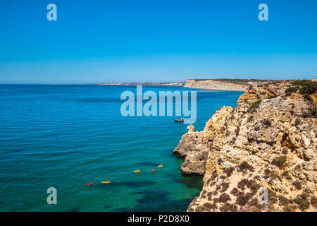 Vista da Ponta de Piedade lungo il litorale, Lagos, Algarve, PORTOGALLO Foto Stock