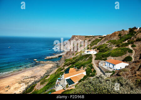 Vista verso la spiaggia Praia da Arrifana, Aljezur, Costa Vicentina, Algarve, PORTOGALLO Foto Stock