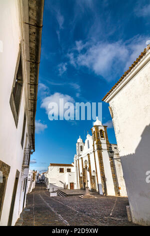 Città vecchia con la chiesa, Monsaraz, Alentejo, Portogallo Foto Stock