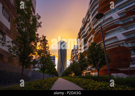 Una bella immagine della Hadid Torre da una distanza al tramonto, CityLife, Milano, Italia Foto Stock