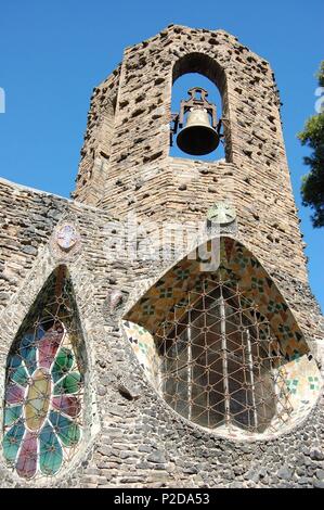 Santa Coloma de Cervelló. Campanario de la Iglesia de la Colonia Güell, del arquitecto Antonio Gaudi. Foto Stock