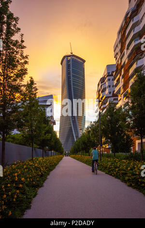 Una bella immagine della Hadid Torre da una distanza al tramonto, CityLife, Milano, Italia Foto Stock