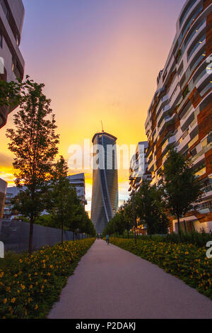 Una bella immagine della Hadid Torre da una distanza al tramonto, CityLife, Milano, Italia Foto Stock