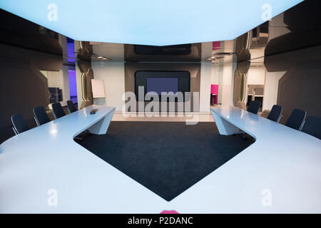Tavolo e sedie in sala riunioni Foto Stock