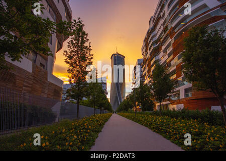 Una bella immagine della Hadid Torre da una distanza al tramonto, CityLife, Milano, Italia Foto Stock