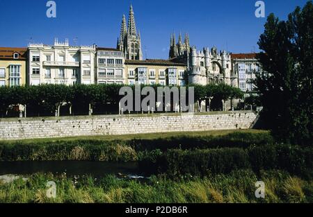 Castiglia e Leon - Páramos de Burgos (distretto). ribera de Río Arlanzón, Arco de Santa María y Catedral. Foto Stock