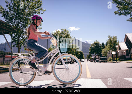 Ragazza Bicicletta Equitazione sulle strisce pedonali Foto Stock