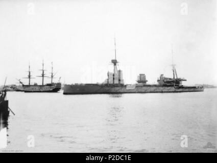 . Battlecruiser australiano HMAS Australia passando HMS Victory a Portsmouth Porto durante la Prima Guerra Mondiale tra il 1914 e il 1918. Non dichiarato 24 HMAS Australia HMS Victory Foto Stock