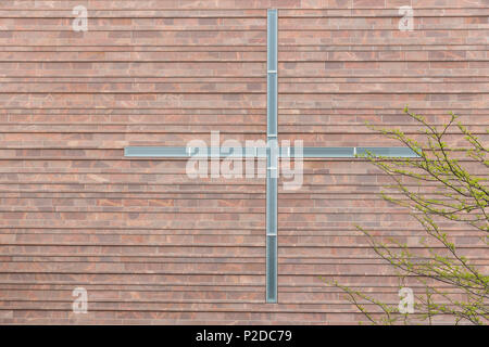 Nuova chiesa cattolica di San Propsteigemeinde Trinitatis Leipzig, nuova e moderna architettura, visitatori, Leipzig, in Sassonia, Germania Foto Stock