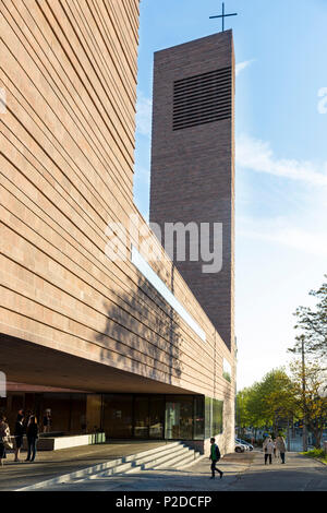 Nuova chiesa cattolica di San Propsteigemeinde Trinitatis Leipzig, torre campanaria, nuova e moderna architettura, visitatori, Lipsia, Saxo Foto Stock