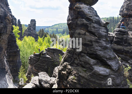 Gli scalatori nella zona di arrampicata in Sassonia Svizzera, Hercules pilastri, Bielatal, Elba montagne di arenaria, Dresda, Sassonia, germe Foto Stock