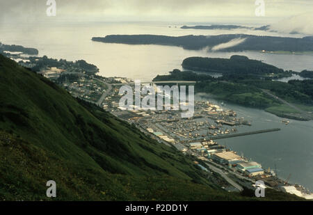 . Inglese: Ancora un altro punto di vista di Kodiak, Alaska dalla cima del Pilastro Montagna. Questa mostra Kodiak come è apparso nel 1989. Il 18 agosto 1989. Riferimento ARLIS 29 Kodiak, Alaska dalla collina Foto Stock