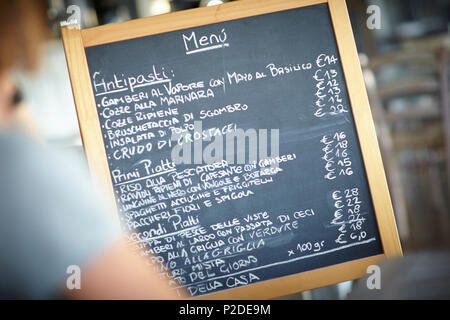 Scheda del menu nel ristorante di pesce, Portoferraio, Isola d'Elba, Toscana, Italia Foto Stock