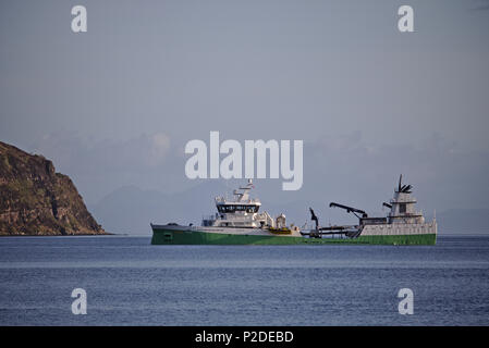 Gillen, Isola di Skye in Scozia - Maggio 16th, 2018 - norvegese pesce vivo Oytind portante l'ancoraggio al largo in Loch Snizort, Isola di Skye Foto Stock