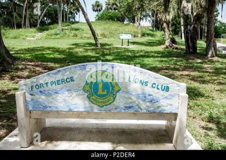 Fort ft. Pierce Florida,Old Fort Park,sito archeologico,parco urbano,cultura indiana AIS,indiana dei nativi americani,patrimonio,panchina,organizzazione sponsor,Lion Foto Stock