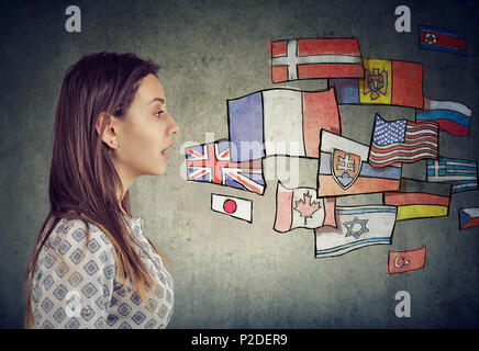 Giovane studente donna imparare diverse lingue Foto Stock