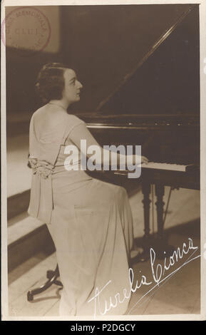 . Inglese: artista rumeno Aurelia Cionca . inizio del XX secolo. La foto proviene da Fondul Emil Isac del 'Octavian Goga' Cluj County Library.. Editore: Biblioteca Jude?EAN? "Octavian Goga' Cluj | 'Octavian Goga' Cluj County Library 5 Aurelia Cionca Foto Stock