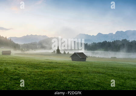 Alba sul lago Geroldsee, Wagenbruechsee, Kruen, vicino a Garmisch-Partenkirchen, Alta Baviera, Baviera, Germania Foto Stock