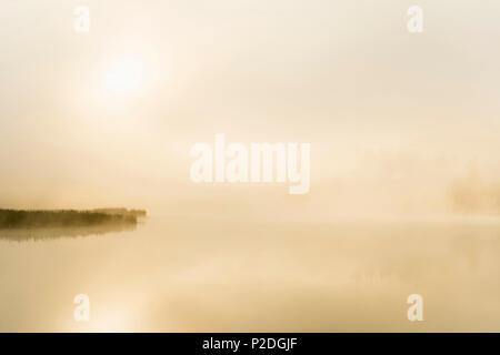 Alba sul lago Geroldsee, Wagenbruechsee, Kruen, vicino a Garmisch-Partenkirchen, Alta Baviera, Baviera, Germania Foto Stock