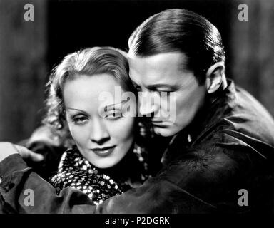 . Inglese: Shanghai Express (pellicola) 1932. Josef von Sternberg, dir - (L-R) Marlene Dietrich, Clive Brook.jpg . 1932. La Paramount Pictures, Josef von Sternberg 51 Shanghai Express (film) 1932 Josef von Sternberg, dir - (L-R) Marlene Dietrich, Clive Brook Foto Stock