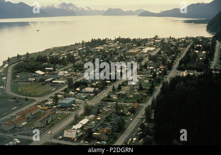 . Inglese: Veduta aerea di Seward, Alaska, mostra la città e la baia di risurrezione, come è apparso nel 1989. Il 13 settembre 1989. Riferimento ARLIS 51 Seward, Alaska antenna 3 Foto Stock