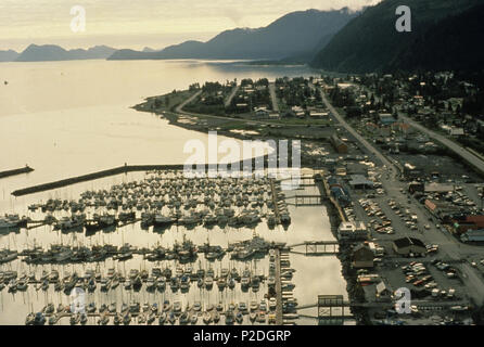 . Inglese: veduta aerea di Seward, Alaska, mostrando il porto e la città, come è apparso nel 1989. Il 13 settembre 1989. Riferimento ARLIS 51 Seward, Alaska antenna 1 Foto Stock