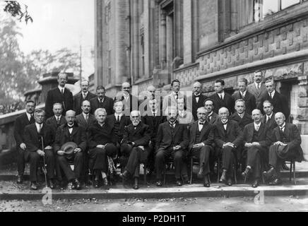 . Deutsch: Solvay-Konferenz, 1927 (Thema: Neu entwickelte Quanten-Theorie) Inglese: 1927 Solvay Conferenza sulla meccanica quantistica. Fotografia di Benjamin Couprie, Institut International de Physique Solvay, Bruxelles, Belgio. Dalla parte posteriore a quella anteriore e da sinistra a destra : Auguste Piccard, Émile Henriot, Paul Ehrenfest, Édouard Herzen, Théophile de Donder, Erwin Schrödinger, Jules-Émile Verschaffelt, Wolfgang Pauli, Werner Heisenberg, Ralph Howard Fowler, Léon Brillouin, Peter Debye, Martin Knudsen, William Lawrence Bragg, Hendrik Anthony Kramers, Paul Dirac, Arthur Compton, Louis de Broglie, Max Bor Foto Stock