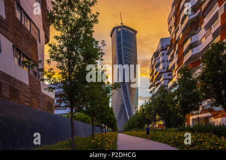 Una bella immagine della Hadid Torre da una distanza al tramonto, CityLife, Milano, Italia Foto Stock