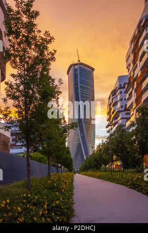 Una bella immagine della Hadid Torre da una distanza al tramonto, CityLife, Milano, Italia Foto Stock