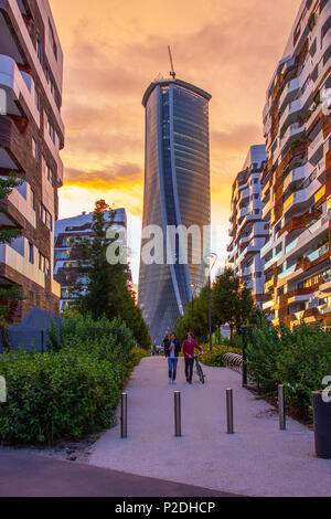 Una bella immagine della Hadid Torre da una distanza al tramonto, CityLife, Milano, Italia Foto Stock