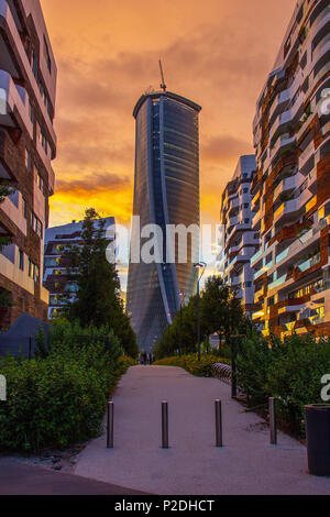 Una bella immagine della Hadid Torre da una distanza al tramonto, CityLife, Milano, Italia Foto Stock