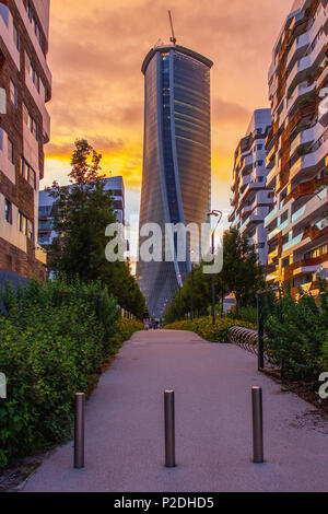 Una bella immagine della Hadid Torre da una distanza al tramonto, CityLife, Milano, Italia Foto Stock