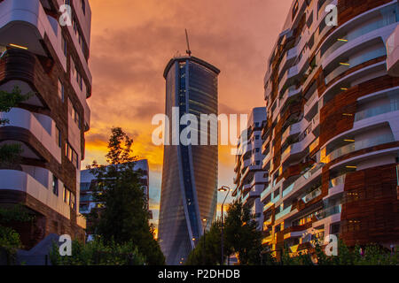 Una bella immagine della Hadid Torre da una distanza al tramonto, CityLife, Milano, Italia Foto Stock