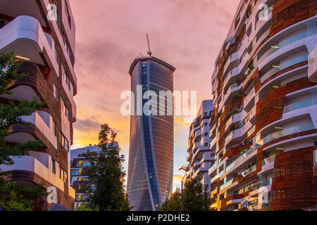 Una bella immagine della Hadid Torre da una distanza al tramonto, CityLife, Milano, Italia Foto Stock