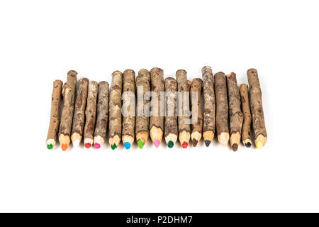 Close up in legno realizzati a mano matite a colori su sfondo bianco. Foto Stock