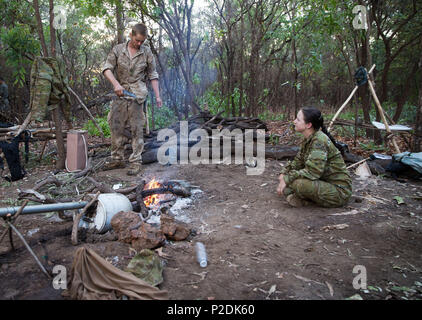 Corpo della Marina degli Stati Uniti lancia Cpl. John Taylor, sinistra, si prepara a cucinare un pesce mentre Esercito Australiano Melanie PRIVATO O'Sullivan guarda su durante la fase di sopravvivenza di esercizio Kowari, che si terrà in Daly River regione del Territorio del Nord, il 5 settembre 2016. Kowari è un esercito australiano-hosted survival skills esercizio progettata per aumentare la cooperazione nel campo della difesa tra le forze di Stati Uniti, Australia e Cina. (Australian Defence Force foto di Cpl. Jake Sims) Foto Stock