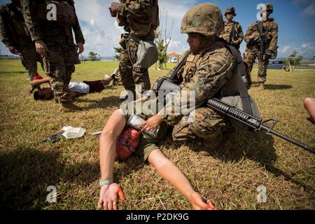 Stati Uniti Marines con il combattimento il battaglione della logistica 31, 31 Marine Expeditionary Unit, curare feriti role-giocatori evacuato dalla U.S. Consolato a Okinawa, Giappone, noncombatant durante le operazioni di evacuazione della formazione a spiaggia bianca Naval Station, Okinawa, in Giappone, Sett. 4, 2016. Noncombatant operazioni di evacuazione sono un aspetto chiave del trentunesimo MEU le capacità come parte del Bonhomme Richard Expeditionary Strike gruppo. Il trentunesimo MEU, attualmente imbarcati a bordo di navi della BHR ESG, combina aria-terra-logistica in una singola unità con un comandante e attività è organizzata per affrontare una vasta gamma di Foto Stock