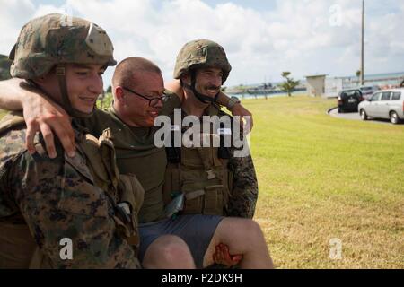 Spiaggia Bianca Naval Station, Okinawa, in Giappone, (sett. 4, 2016) - Marines con il combattimento il battaglione della logistica 31, 31 Marine Expeditionary Unit, svolgere un ruolo di feriti-player evacuato dalla U.S. Consolato a Okinawa, Giappone, noncombatant durante le operazioni di evacuazione della formazione a spiaggia bianca Naval Station, Okinawa, Sett. 4, 2016. Noncombatant operazioni di evacuazione sono un aspetto chiave del trentunesimo MEU le capacità come parte del Bonhomme Richard Expeditionary Strike gruppo. Il trentunesimo MEU, attualmente imbarcati a bordo di navi della BHR ESG, combina aria-terra-logistica in una singola unità con un comandante, Foto Stock