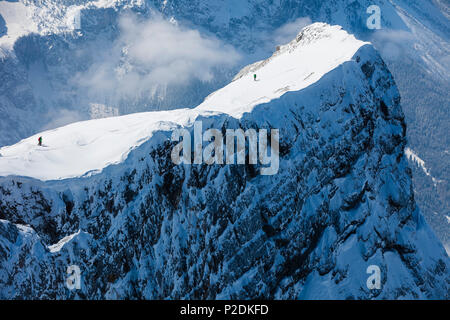 Backcountry sciatori, Neue-Welt-discesa, Zugspitze, Ehrwald, Tirolo, Austria Foto Stock