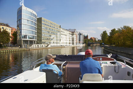 Tour in houseboat lungo il fiume Sprea a Berlino, Germania, Europa Foto Stock