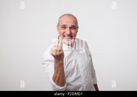 Bald bello uomo maturo cercando arrabbiato che mostra italian gesture su sfondo bianco. Foto Stock