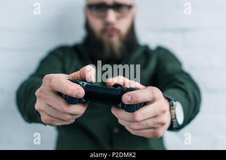 Messa a fuoco selettiva di imprenditore con il gamepad in mani Foto Stock